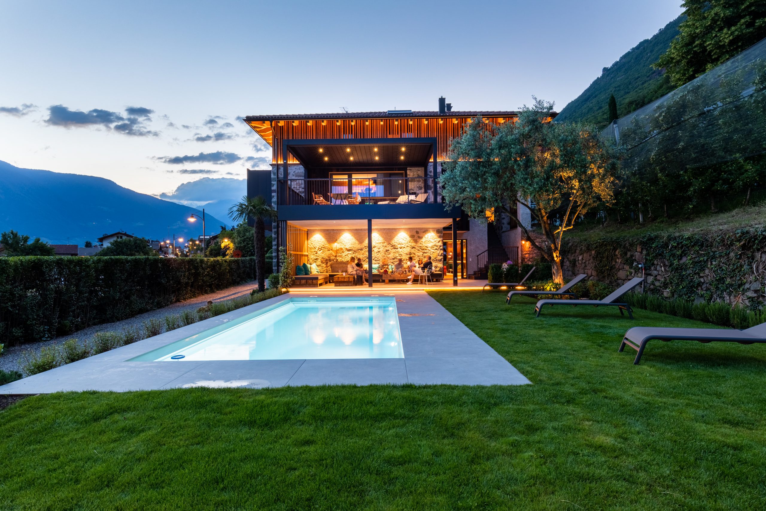 Salzwasser-Pool mit Panoramablick auf den Laugen bei Meran und das Etschtal