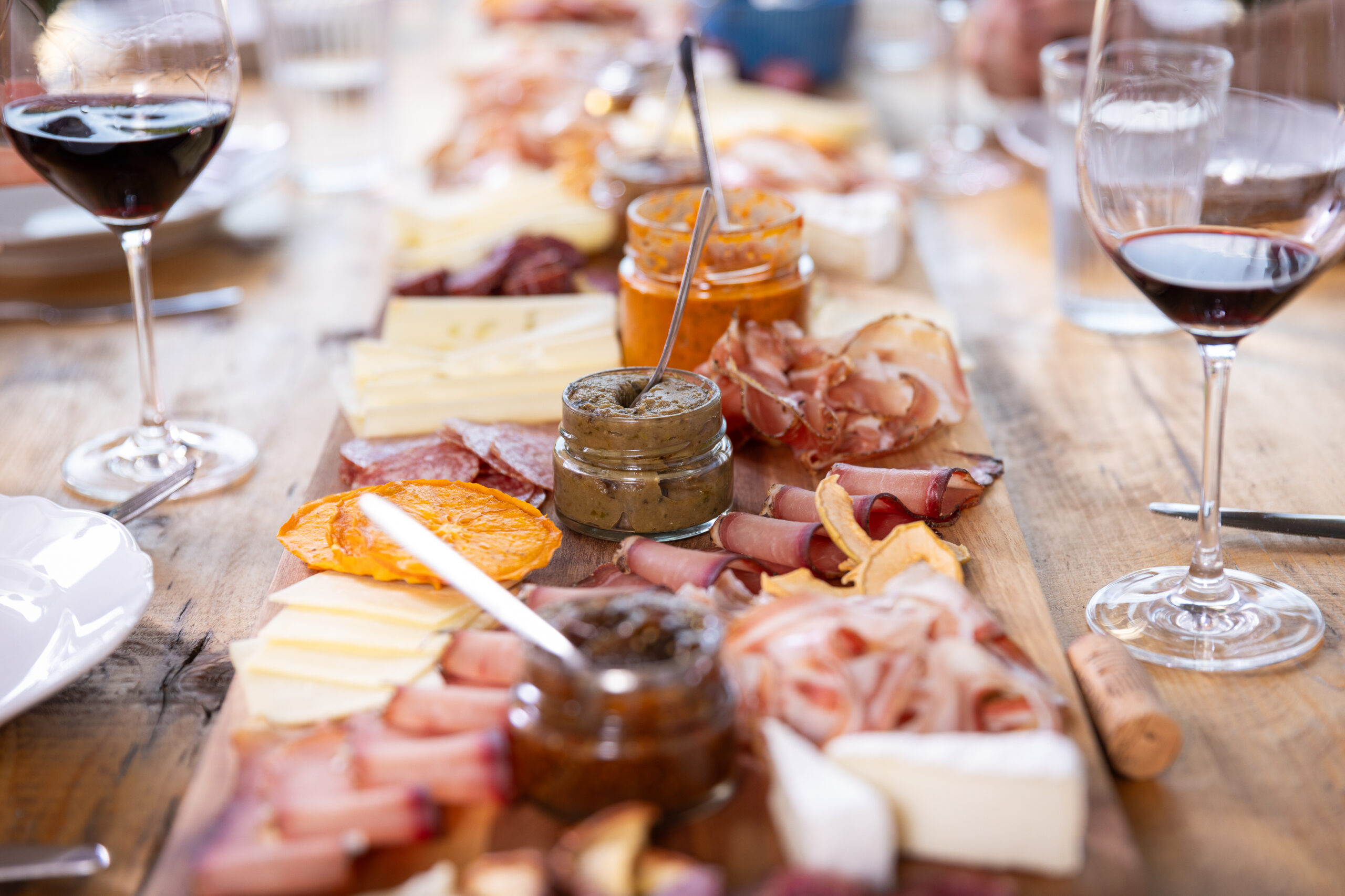 Regionaler Verkostungsabend mit hofeigenen Produkten und Weinen der Kellerei Meran am Innerbachlerhof Südtirol