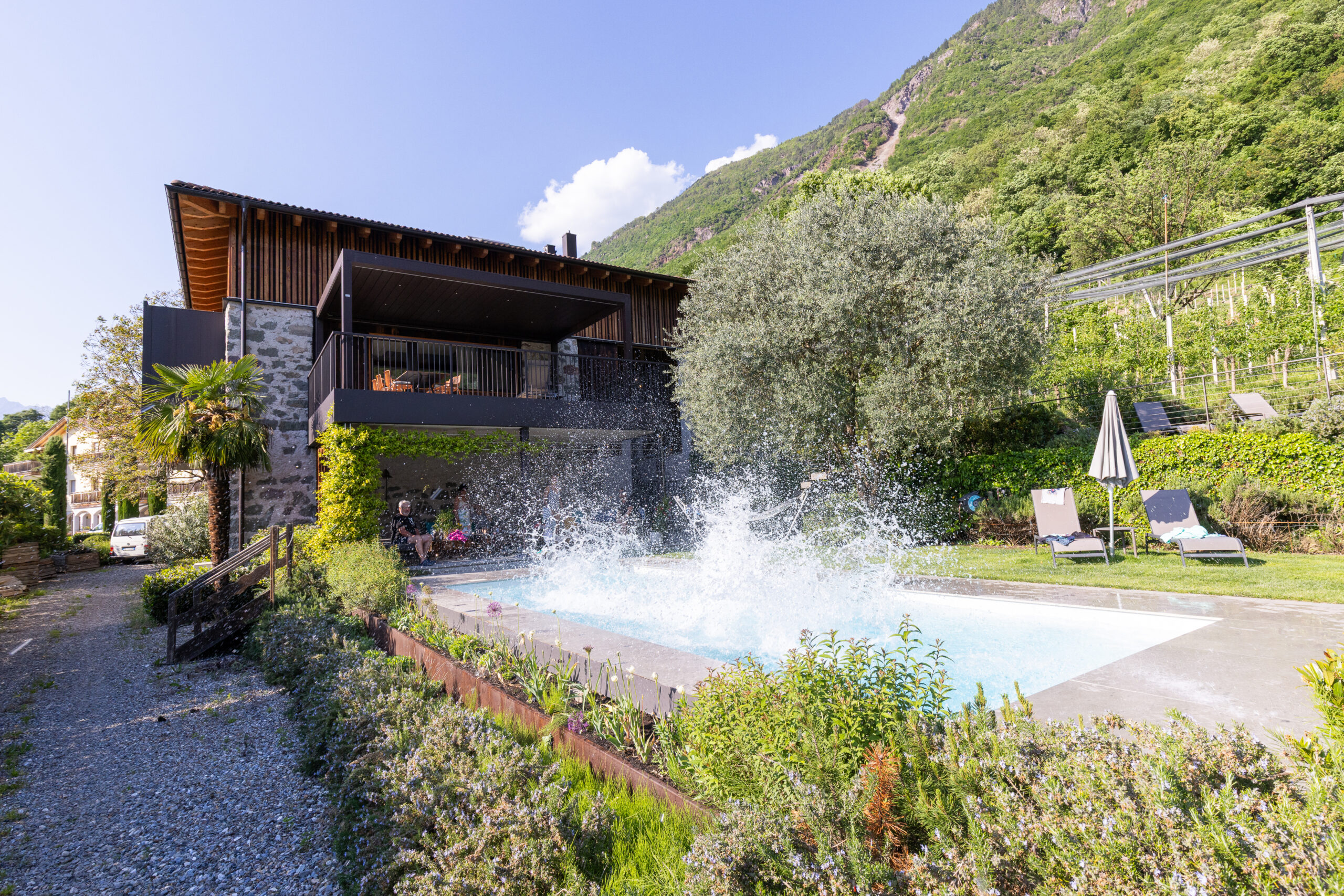 Salzwasser-Pool mit Panoramablick auf den Laugen bei Meran und das Etschtal